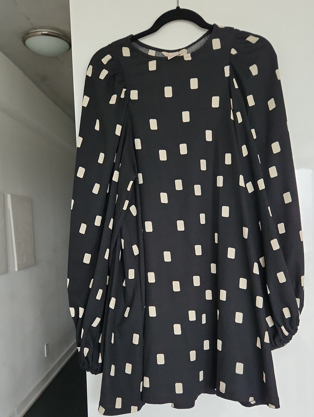 H&M Black Long-Sleeve Shift Dress with Cream Geometric Print